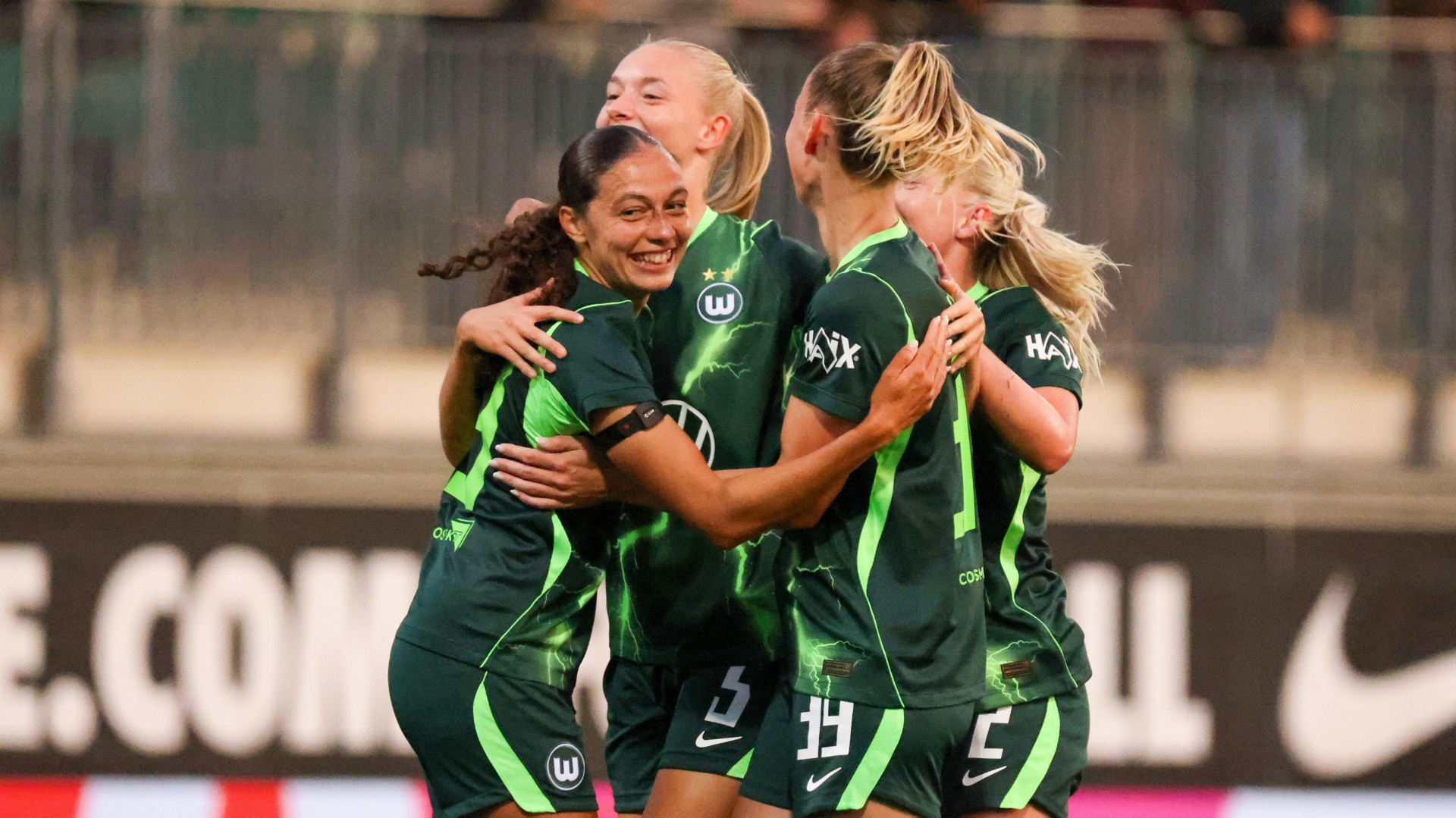 Wolfsburg auf Achtelfinal-Kurs - Eintracht mit Mühe