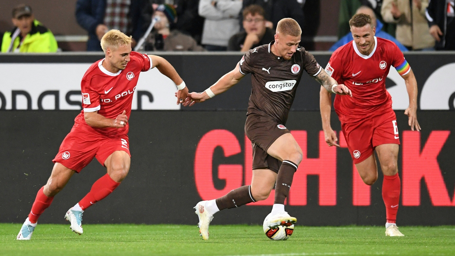 Wolfsburg kassiert bei St. Pauli erste Zweitliga-Niederlage